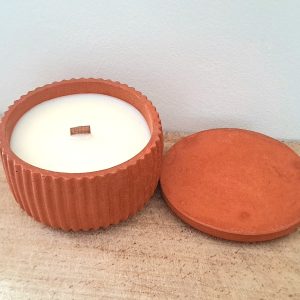 bougie artisanale thérapeutique aux huiles essentielles bio de menthe et orange douce dédiée à la motivation, en béton naturel et français avec pigment terracotta, coulé et travaillé à la main