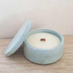 Bougie anti-stress dans un photophore en béton blanc, à base d’huiles essentielles de lavande et d'encens, fabrication artisanale française