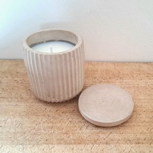 bougie artisanale thérapeutique aux huiles essentielles bio de lavande et cèdre dédiée au sommeil, en béton naturel et français, coulé et travaillé à la main
