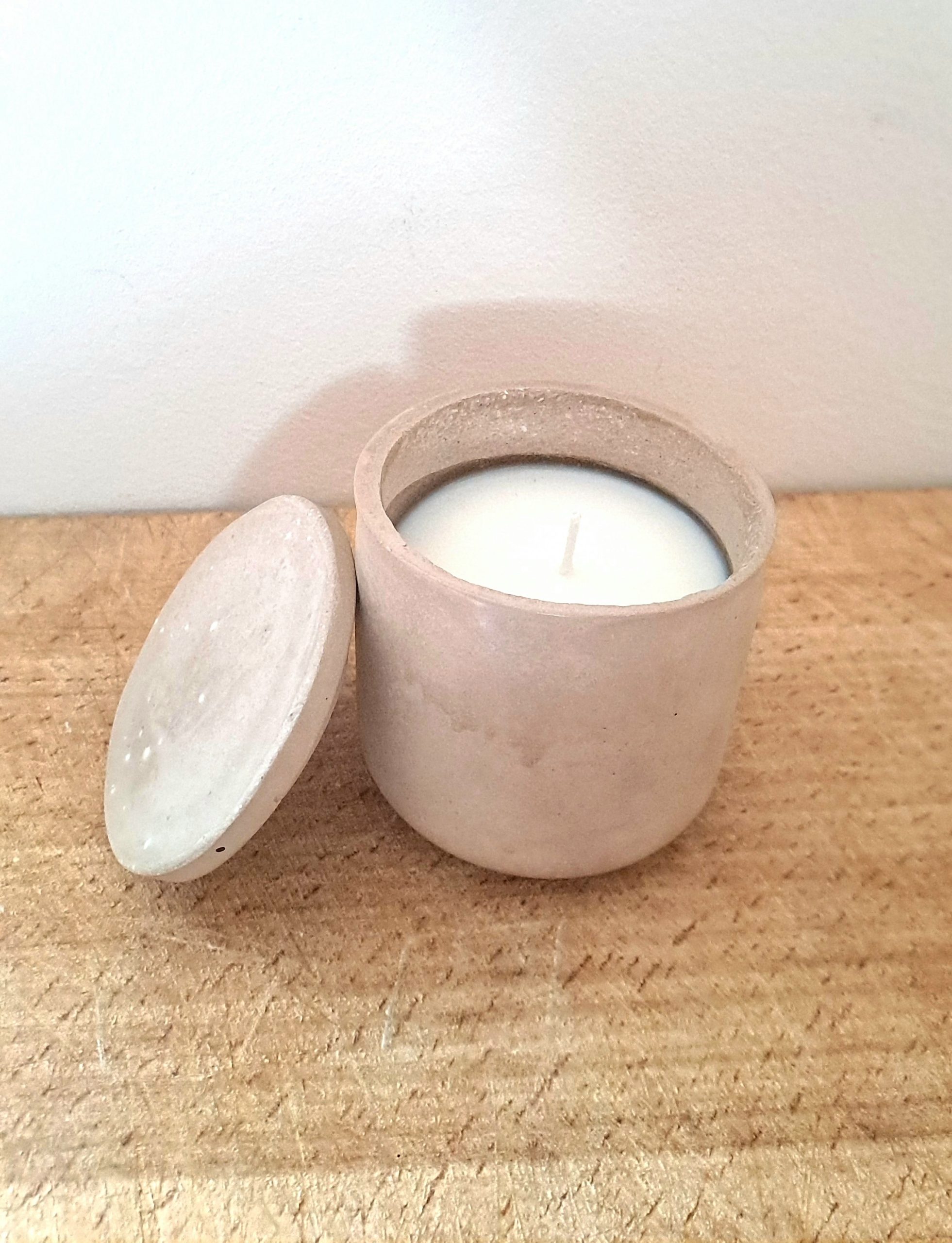 bougie artisanale thérapeutique aux huiles essentielles bio de lavande et cèdre dédiée au sommeil, en béton naturel et français, coulé et travaillé à la main