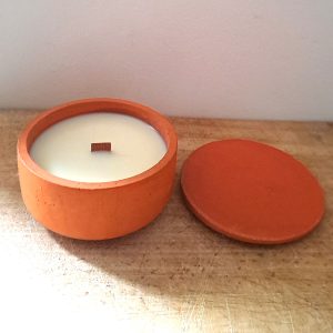 bougie artisanale thérapeutique aux huiles essentielles bio de menthe et orange douce dédiée à la motivation, en béton naturel et français avec pigment terracotta, coulé et travaillé à la main