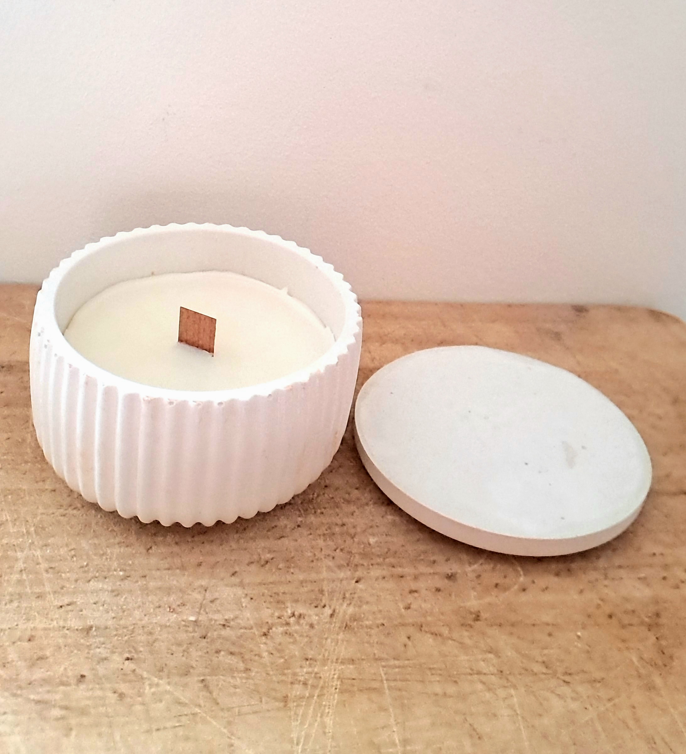 bougie artisanale thérapeutique aux huiles essentielles bio de citron et eucalyptus dédiée à la purification, en béton naturel et français blanc, coulé et travaillé à la main
