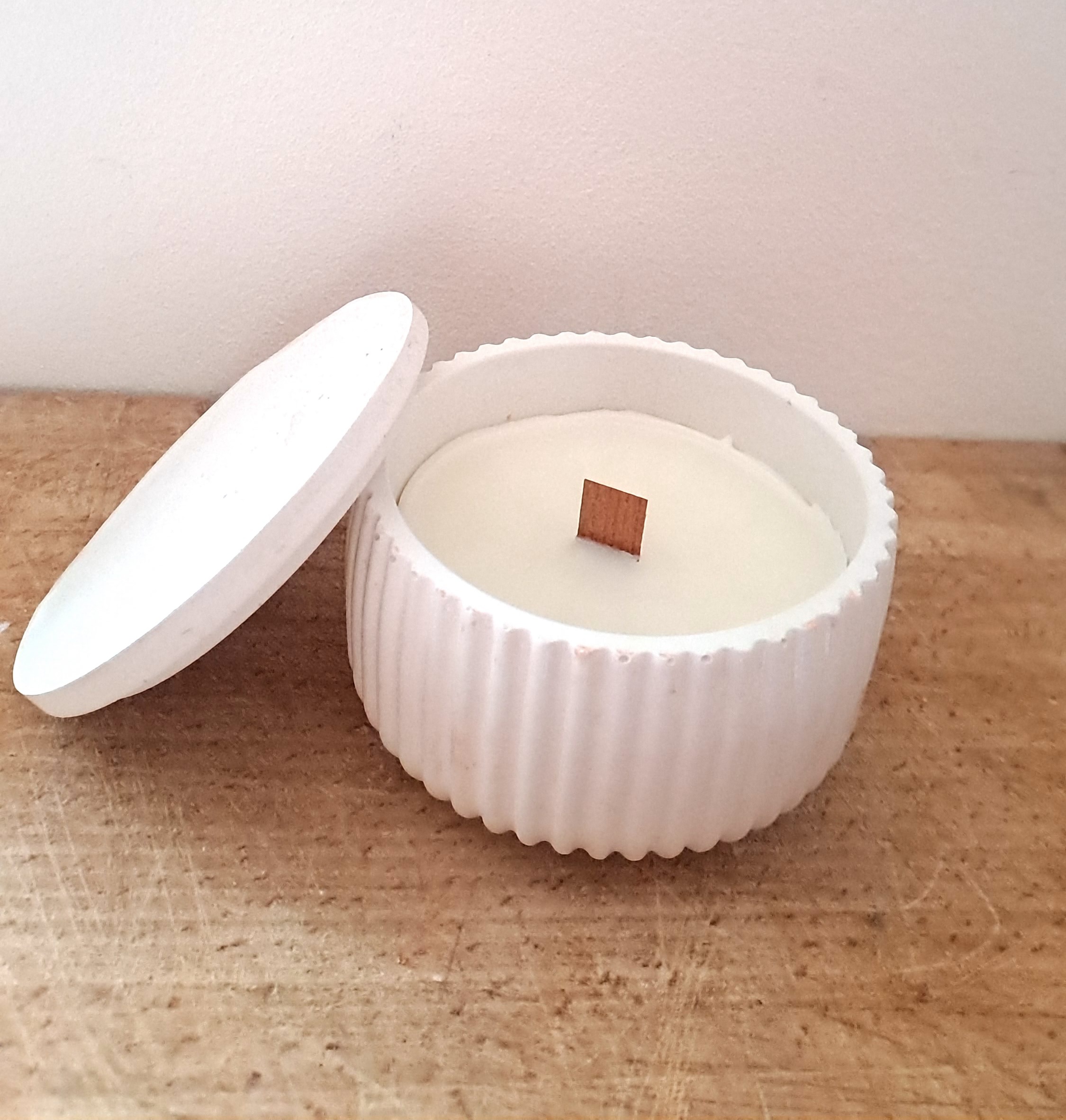 bougie artisanale thérapeutique aux huiles essentielles bio de citron et eucalyptus dédiée à la purification, en béton naturel et français blanc, coulé et travaillé à la main
