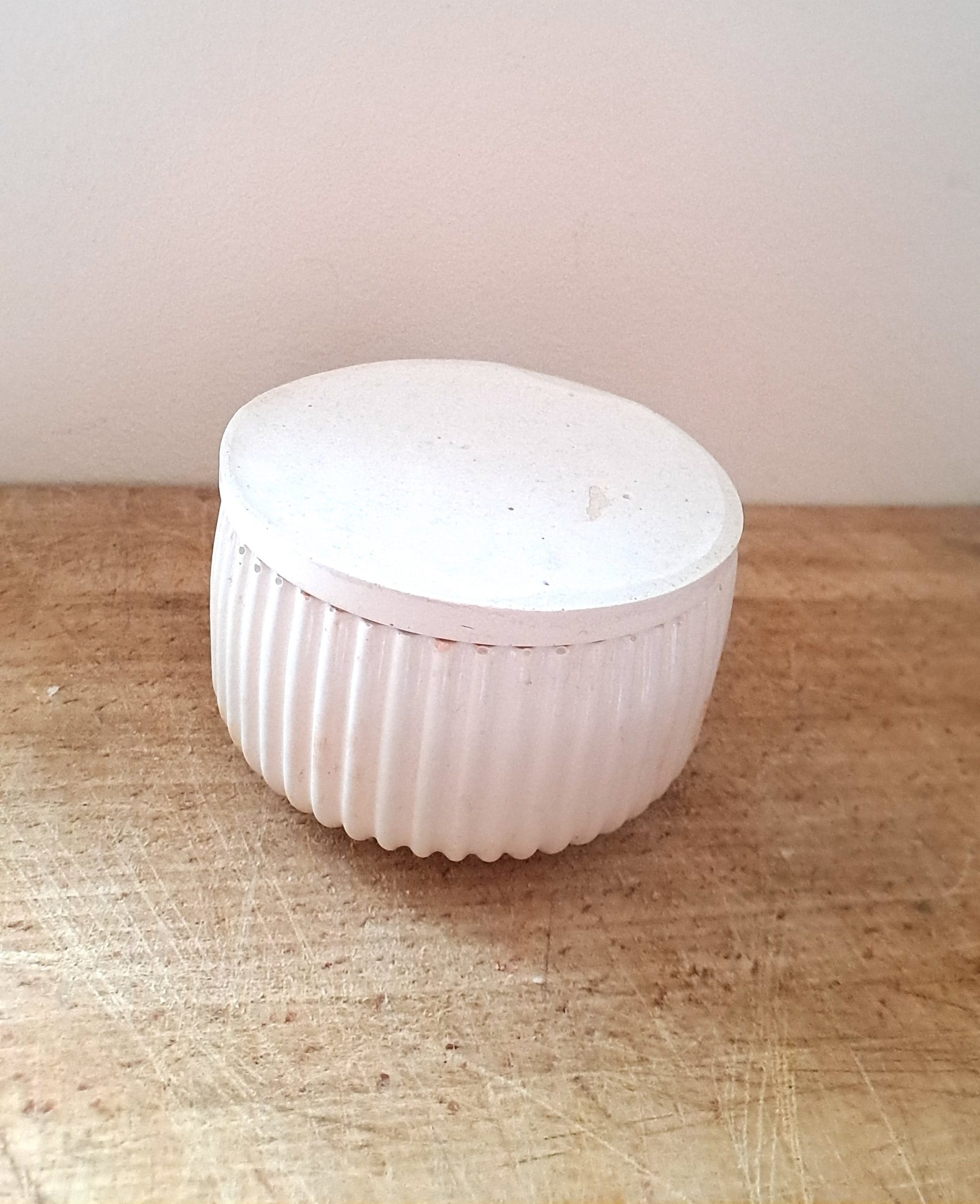 bougie artisanale thérapeutique aux huiles essentielles bio de citron et eucalyptus dédiée à la purification, en béton naturel et français blanc, coulé et travaillé à la main