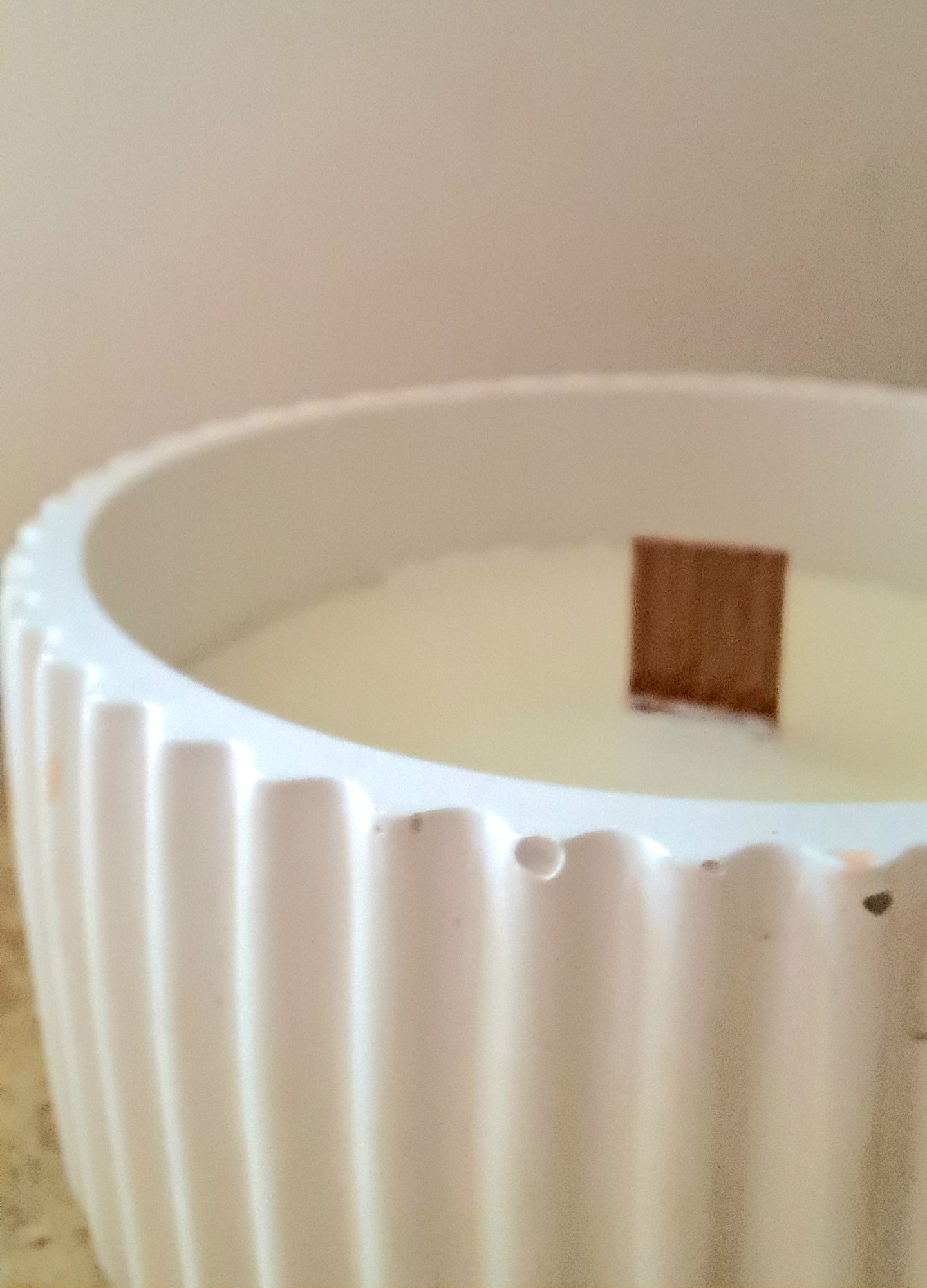 bougie artisanale thérapeutique aux huiles essentielles bio de citron et eucalyptus dédiée à la purification, en béton naturel et français blanc, coulé et travaillé à la main