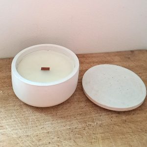 bougie artisanale thérapeutique aux huiles essentielles bio de citron et eucalyptus dédiée à la purification, en béton naturel et français blanc, coulé et travaillé à la main