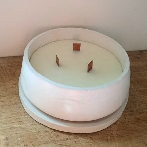 bougie artisanale thérapeutique aux huiles essentielles bio de citron et eucalyptus dédiée à la purification, en béton naturel et français blanc, coulé et travaillé à la main