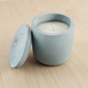 Bougie anti-stress dans un photophore en béton blanc, à base d’huiles essentielles de lavande et d'encens, fabrication artisanale française