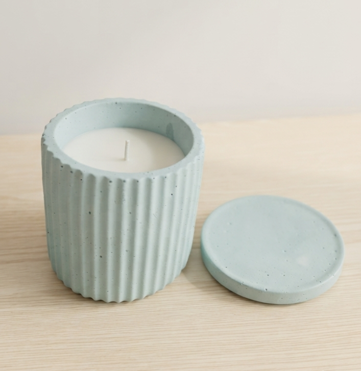 Bougie anti-stress dans un photophore en béton blanc, à base d’huiles essentielles de lavande et d'encens, fabrication artisanale française