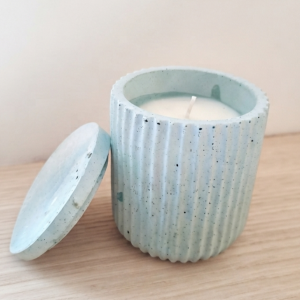 Bougie anti-stress dans un photophore en béton blanc, à base d’huiles essentielles de lavande et d'encens, fabrication artisanale française