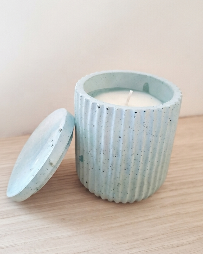 Bougie anti-stress dans un photophore en béton blanc, à base d’huiles essentielles de lavande et d'encens, fabrication artisanale française