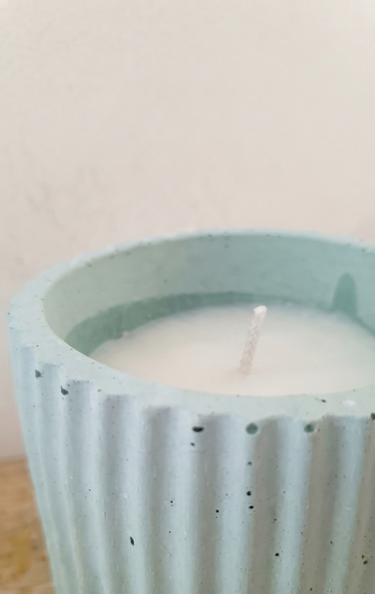 Bougie anti-stress dans un photophore en béton blanc, à base d’huiles essentielles de lavande et d'encens, fabrication artisanale française
