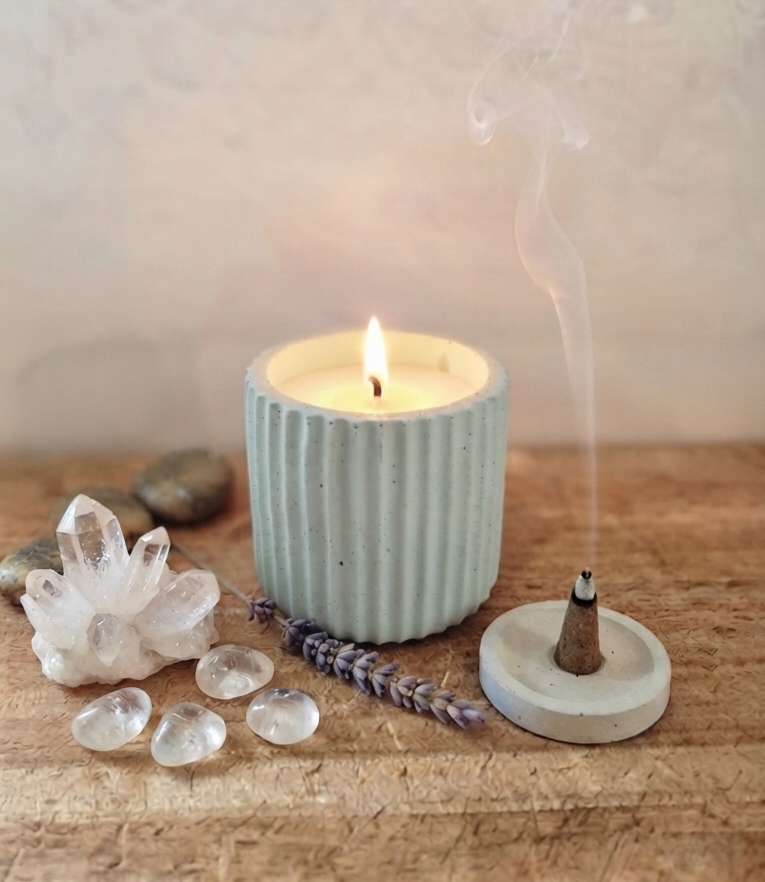 Bougie anti-stress dans un photophore en béton blanc, à base d’huiles essentielles de lavande et d'encens, fabrication artisanale française