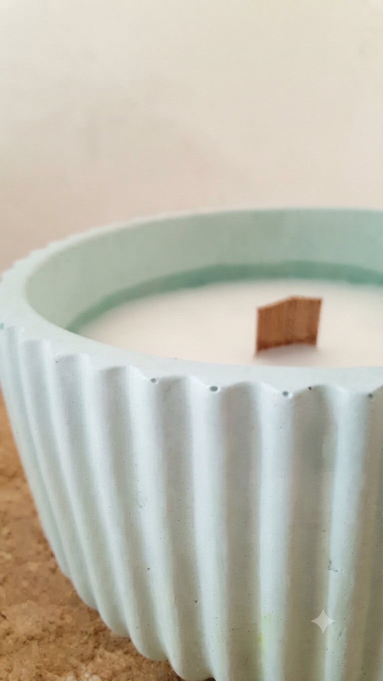 Bougie anti-stress dans un photophore en béton blanc, à base d’huiles essentielles de lavande et d'encens, fabrication artisanale française