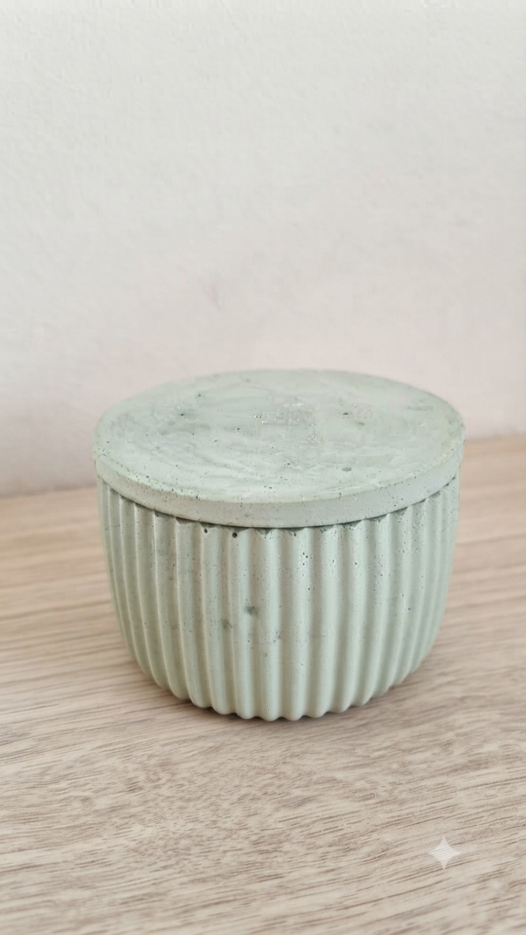 Bougie anti-stress dans un photophore en béton blanc, à base d’huiles essentielles de lavande et d'encens, fabrication artisanale française