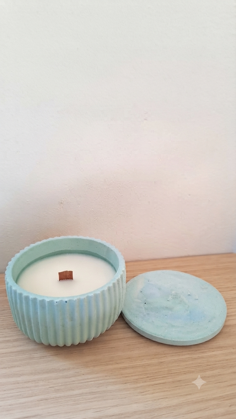 Bougie anti-stress dans un photophore en béton blanc, à base d’huiles essentielles de lavande et d'encens, fabrication artisanale française