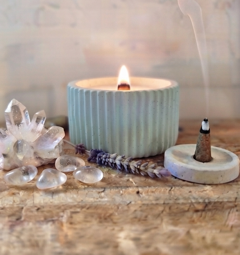 Bougie anti-stress dans un photophore en béton blanc, à base d’huiles essentielles de lavande et d'encens, fabrication artisanale française