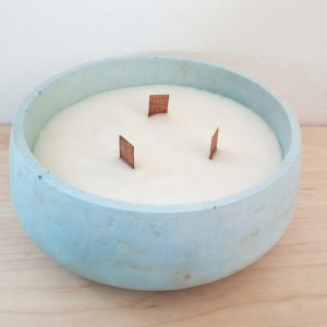 Bougie anti-stress dans un photophore en béton blanc, à base d’huiles essentielles de lavande et d'encens, fabrication artisanale française