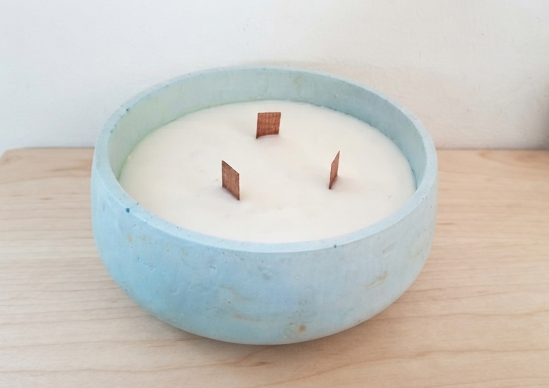 Bougie anti-stress dans un photophore en béton blanc, à base d’huiles essentielles de lavande et d'encens, fabrication artisanale française