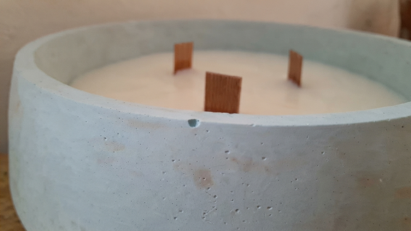 Bougie anti-stress dans un photophore en béton blanc, à base d’huiles essentielles de lavande et d'encens, fabrication artisanale française
