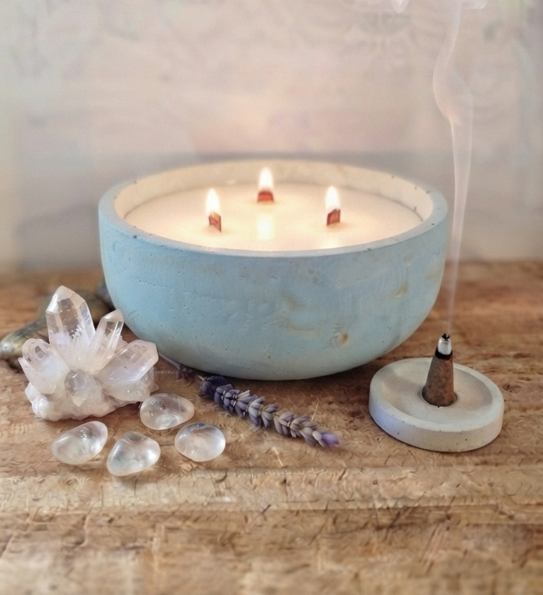 Bougie anti-stress dans un photophore en béton blanc, à base d’huiles essentielles de lavande et d'encens, fabrication artisanale française