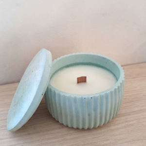 Bougie anti-stress dans un photophore en béton blanc, à base d’huiles essentielles de lavande et d'encens, fabrication artisanale française