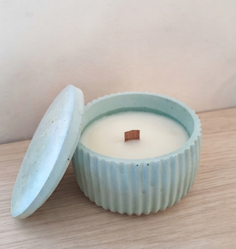Bougie anti-stress dans un photophore en béton blanc, à base d’huiles essentielles de lavande et d'encens, fabrication artisanale française